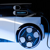 Peugeot Polygon Concept: Die neue Designsprache setzt auf geometrische Formen, eine horizontale Lichtsignatur und intelligente Reifen (Bild: Peugeot).