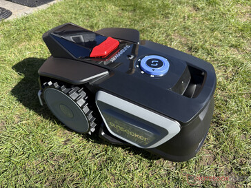 Der Sunseeker V1 fährt auf den Rasenrand zu...