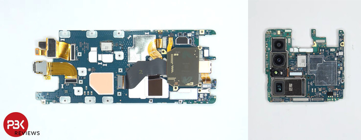 Das Sony Xperia Pro-I Alpha (links im Bild) hat ein deutlich größeres Mainboard als das Xperia 1 III (rechts).