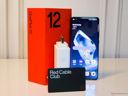 Ein 100 W SuperVOOC Ladegerät, ein USB Typ-A zu Typ-C Kabel und eine Red Cable Club Mitgliedschaft sind in der indischen Variante enthalten