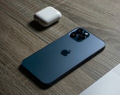 Das Apple iPhone 12 Pro kostet in der Produktion etwa 33 US-Dollar mehr als das reguläre iPhone 12. (Bild: Théo Sautif)