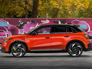 Kompakter Kraftprotz: Die Seitenlinie zeigt die 20-Zoll-Felgen und die tiefergelegte Karosserie, die den sportlichen Anspruch unterstreichen (Bild: Abarth).