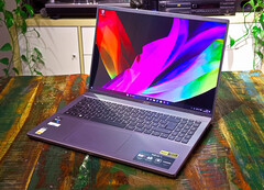 Das mit einem OLED-Panel ausgestattete Acer Swift Go 16 ist aktuell im Angeot (Bild: Marc Herter)