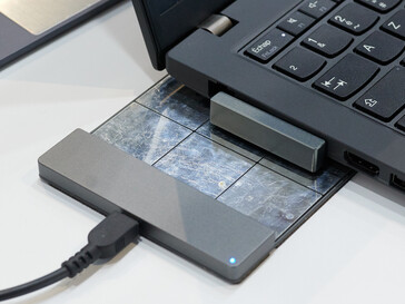 Angeschlossen ist der Adapter kaum auffällig (Foto: Andreas Sebayang/Notebookcheck.com)