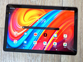 Das Lenovo Tab M10 2022 gibt sich äußerlich modern. Innerlich muss es sich aber den Vorwurf von alter Software und viel Bloatware gefallen lassen.