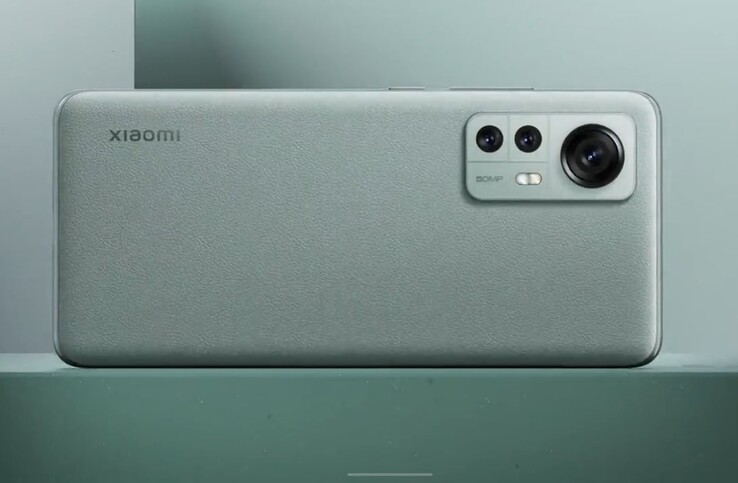 Das Xiaomi 12 in der edlen olivegrünen Ledervariante.
