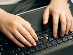 Hände tippen auf einer Laptop-Tastatur, Symbolbild zu Claude Haiku 5.5 von Anthropic