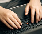 Hände tippen auf einer Laptop-Tastatur, Symbolbild zu Claude Haiku 5.5 von Anthropic
