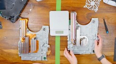 Die neue Revision der PS5 (rechts im Bild) spart 300 Gramm Material am Kühlkörper. (Bild: Austin Evans, YouTube)