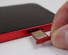 Ein Dual-SIM-Träger in der passenden Farbe ist im Lieferumfang des Upgrade-Kits enthalten (Bild: Hugh Jeffreys)