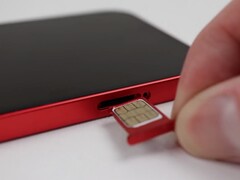 Ein Dual-SIM-Träger in der passenden Farbe ist im Lieferumfang des Upgrade-Kits enthalten (Bild: Hugh Jeffreys)