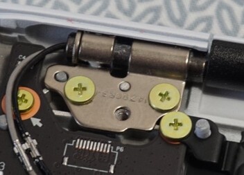 Immerhin drei Schrauben, aber die kleine Fläche sorgt für große Hebelkräfte.