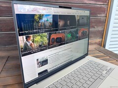 Im Freien (heller Tag, kein direktes Sonnenlicht)