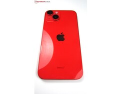 Das Apple iPhone 14 läuft je nach Test minimal kürzer oder aber etwas länger als das iPhone 13. (Bild: Notebookcheck)