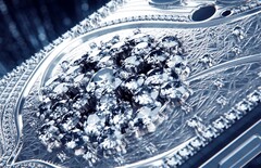 Caviar packt eine Diamant-Brosche auf die Rückseite eines Apple iPhone 15 Pro. (Bild: Caviar)