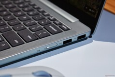 Lenovo IdeaPad Vibe: Anschlüsse auf der rechten Seite.