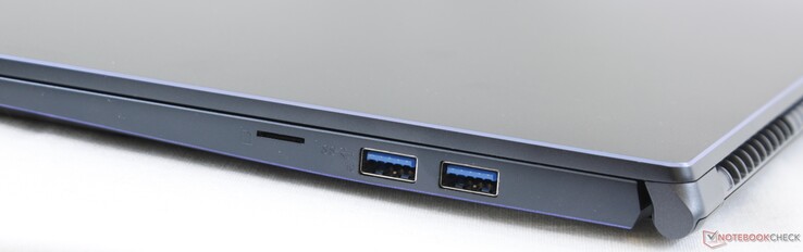 Rechts: MicroSD-Kartenleser, 2x USB 3.2 Gen. 1 Typ-A
