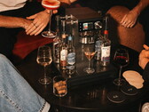 Menschen sitzen um den Cocktail-Automaten herum