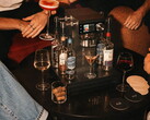 Menschen sitzen um den Cocktail-Automaten herum