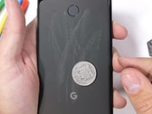 Kratzer durch Münzen: Das Pixel 3 XL zeigt durchaus einige Durability-Schwächen.