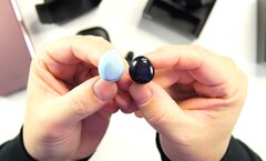 Der Vergleich mit den Galaxy Buds+ zeigt: Die neuen Samsung Galaxy Buds Pro sind sogar eine Spur kleiner geworden.