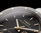Nahaufnahme der Timex Waterbury Heritage Automatic mit schwarzem Zifferblatt
