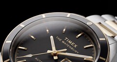 Nahaufnahme der Timex Waterbury Heritage Automatic mit schwarzem Zifferblatt