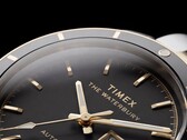 Nahaufnahme der Timex Waterbury Heritage Automatic mit schwarzem Zifferblatt