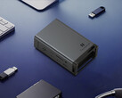 Das BlitZDockM verfügt über drei Thunderbolt-5-Anschlüsse. Im Bild: ein Werbefoto, das das Dock neben Peripheriegeräten zeigt.