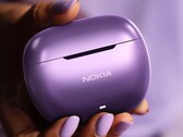 Die Nokia Clarity Earbuds 2+ werden in auffälligem Violett und Pink angeboten. (Bild: Nokia)