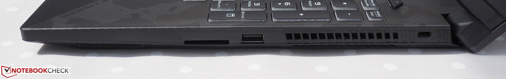 Rechte Seite: Kartenleser, USB-A, Kensington Lock