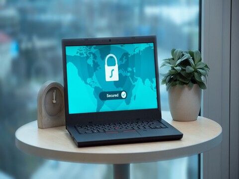 Laptop mit Schloss-Symbol auf dem Bildschirm, Sinnbild für Datenschutz bei KI-Assistenten
