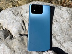 Das Asus Zenfone 11 Ultra ist gegenüber dem Vorgänger kräftig gewachsen.