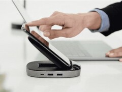 Smartphones können stehend oder liegend aufgeladen werden.