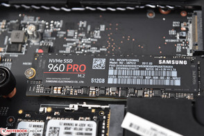 Die (sehr schnelle) NVMe-SSD (mit offenem Schacht für RAID)