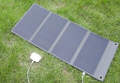 Die Dexpole Solar-Powerbank kann zum einfacheren Transport zusammengefaltet werden. (Bild: SF Maker)