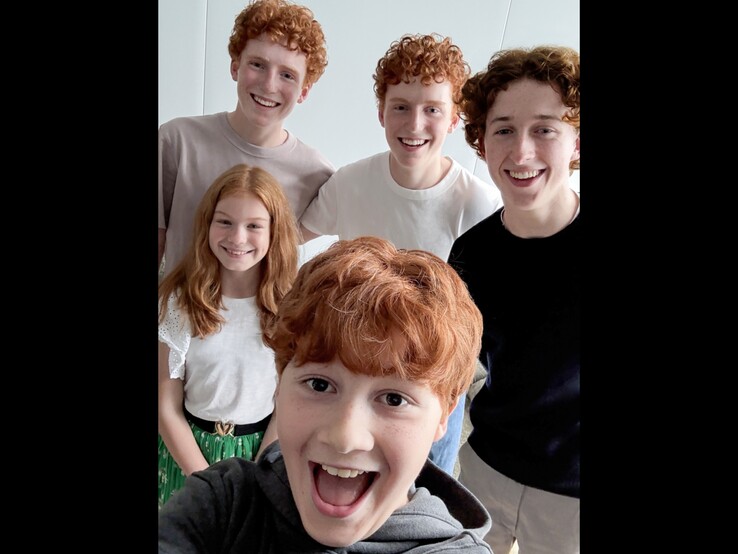Im Bild: Die Weasley-Darsteller Tristan Harland (Fred Weasley), Gabriel Harland (George Weasley), Ruari Spooner (Percy Weasley), Gracie Cochrane (Ginny Weasley) und Alastair Stout (Ron Weasley) in der neuen Harry-Potter-Serie.