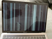 Einige Nutzer von M1 MacBooks klagen über Display-Brüche, angeblich ohne eigenes Zutun. (Bild: 9to5Mac)