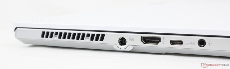 Links: Netzanschluss, HDMI 2.0b, USB-C 3.2 Gen. 2 (mit DP, PD und G-Sync), kombinierter 3,5-mm-Audioanschluss
