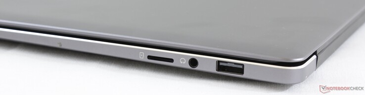 Rechts: MicroSD-Kartenleser, 3,5-mm-Kopfhöreranschluss, USB 2.0