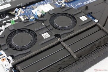 Die Kühllösung besteht aus zwei ~50-mm-Lüftern und zwei Heatpipes