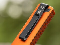 Auf der Rückseite der Olight ArkPro Ultra befindet sich ein stabiler Metallclip