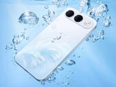 Das Oppo A7 Pro packt nur eine Kamera in ein großes, pillenförmiges Kameramodul.