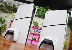 Die neue Sony PS5 Slim kommt mit mattem statt glänzendem Gehäuse. (Bildquelle: Austin Evans)