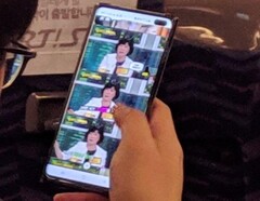 Bereits im öffentlichen Nahverkehr unterwegs: Das Galaxy S10 Plus von Samsung.