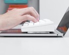 Typesticks erlauben es, eine Desktop-Tastatur auf einem Laptop zu platzieren. (Bild: Far East Gadgets)