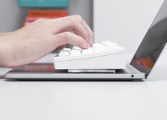 Typesticks erlauben es, eine Desktop-Tastatur auf einem Laptop zu platzieren. (Bild: Far East Gadgets)