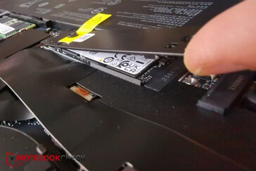 Die SSD versteckt sich unter dem Cover