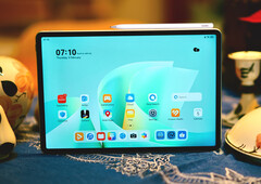 Der Huawei M-Pencil Pro verbindet sich magnetisch mit dem MatePad 11.5 S.