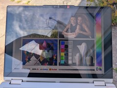 Draußen im Schatten. Blendung ist immer noch vorherrschend